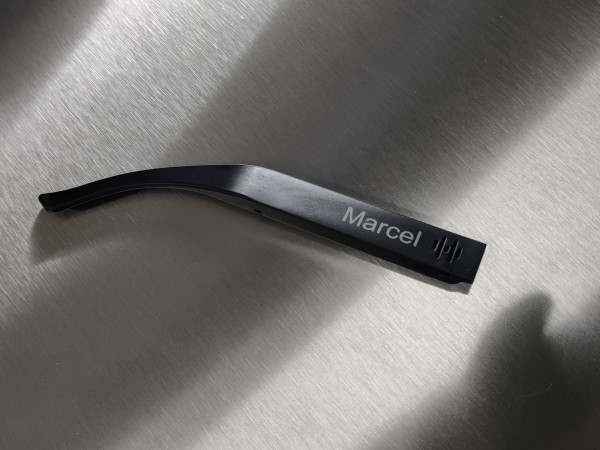 Gravur auf Brillenbügel Kundenmaterial